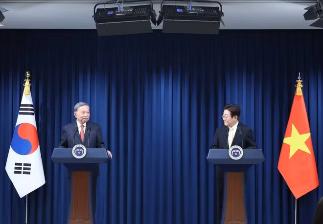 Party General Secretary To Lam (left) and President of the Republic of Korea Lee Jae Myung at the joint press briefing in Seoul on August 11 (Photo: VNA)
