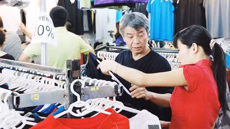 Total retail sales and consumer service revenue amounted to an estimated 3,889.5 trillion VND, up 12.9% year-on-year. (Image for illustration/Credit: Nam Nguyen/NDO)