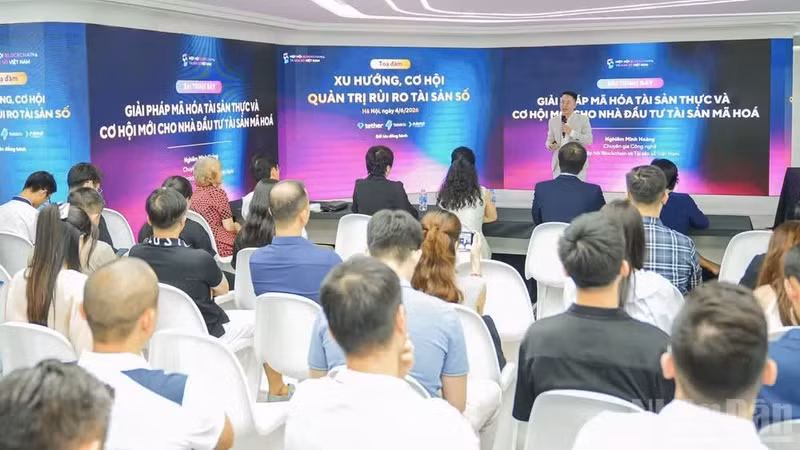 Delegates attend the seminar.