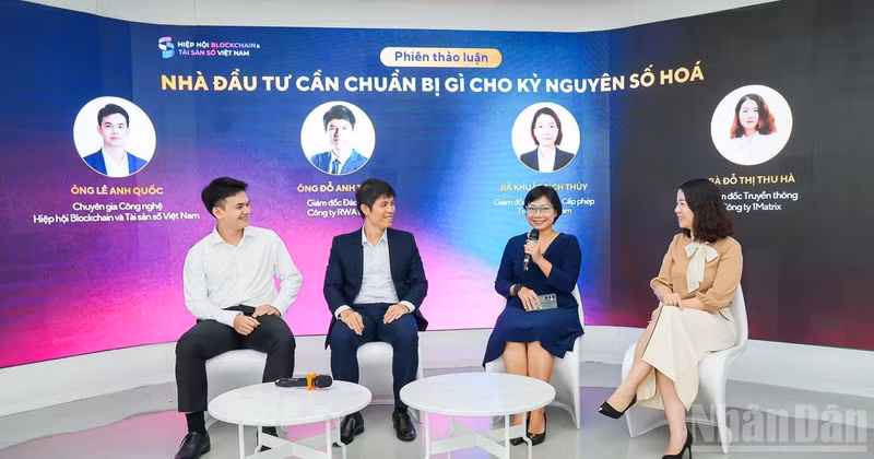 (From left to right): Le Anh Quoc, Do Anh Tuan, Khuat Bich Thuy and Do Thi Thu Ha discuss the key factors investors need to prepare for the era of digitalisation. (Photo: NDO)
