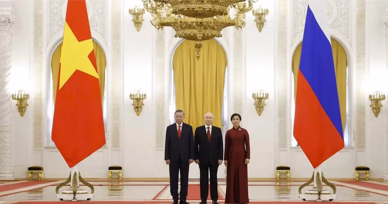 Russian President Vladimir Putin welcomes General Secretary and President To Lam and his spouse. (Photo: VNA)