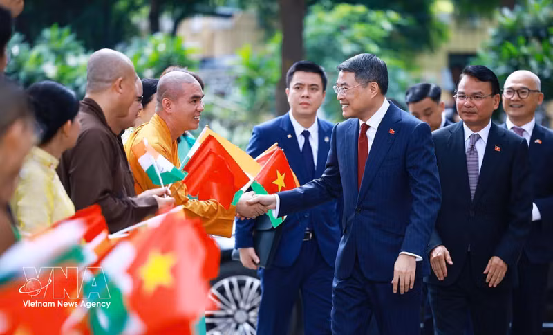 Prime Minister Le Minh Hung and representatives of the Vietnamese community in India attend a flower-offering ceremony at the statue of President Ho Chi Minh in New Delhi on September 12 (Photo: VNA)