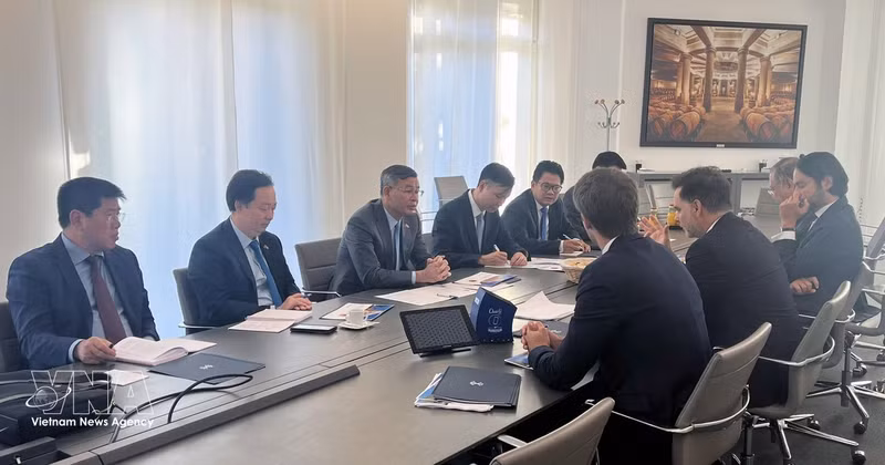 Minister of Finance Ngo Van Tuan (third from left) works with Rothschild & Co (Photo: VNA)