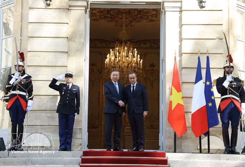 General Secretary of the Communist Party of Viet Nam Central Committee and President To Lam (left) meets with French Prime Minister Sébastien Lecornu. (Photo: VNA)