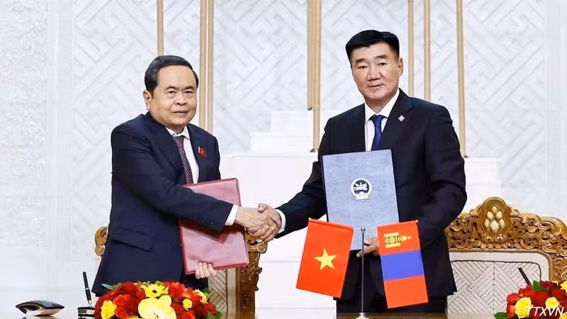 National Assembly President Tran Thanh Man and Chairman of the State Great Hural of Mongolia Sandag Byambatsogt sign a Memorandum of Understanding on cooperation between the two legislatures. (Photo: VNA)