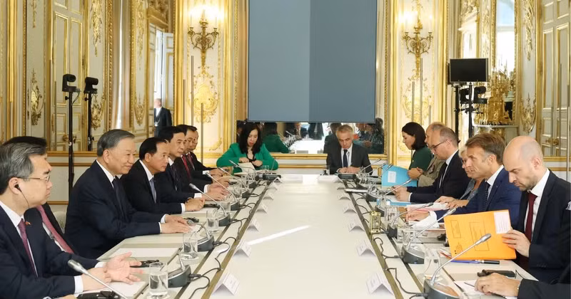 General Secretary and President To Lam holds talks with French President Emmanuel Macron. (Photo: VNA)