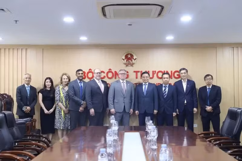 Minister of Industry and Trade Le Manh Hung, President and Chief Executive Officer of Murphy Oil Eric M. Hambly, and delegates at their meeting on June 8 in Ha Noi. (Photo: moit.gov.vn)
