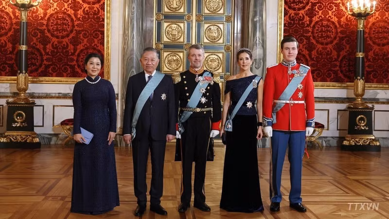 Party General Secretary and State President To Lam and his spouse Ngo Phuong Ly pose for a group photo with King Frederik X of Denmark, Queen Mary, and Crown Prince Christian. (Photo: VNA)