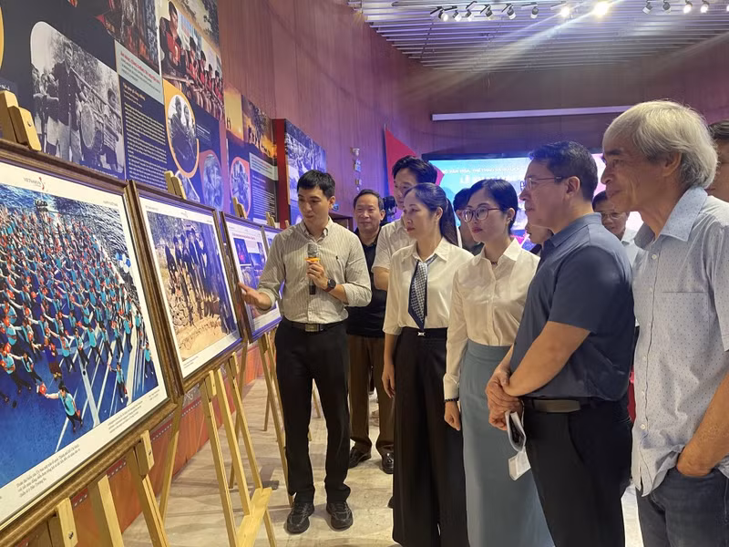 The delegates visit the exhibition. (Photo: baoquangninh.vn)