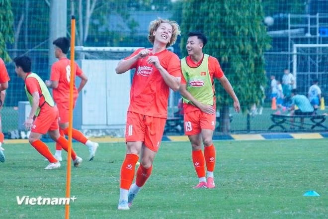 Midfielder Le Viktor of Hong Linh Ha Tinh (centre) is called up for the Viet Nam's national men football team along with striker Bui Alex, (Photo: VN+)