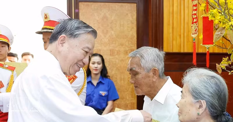 Party General Secretary To Lam presents gifts to policy beneficiary families and distinguished revolutionary contributors in Tay Ninh on February 9. (Photo: VNA)