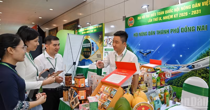 Delegates learn about local agricultural products at the exhibition booth of the Dong Nai City Farmers’ Union.