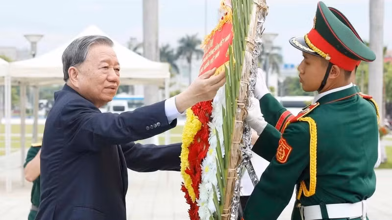 General Secretary and President To Lam and delegates pay tribute to fallen combatants at the Da Nang City Memorial. (Photo: VNA)