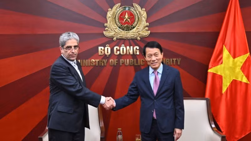 Minister of Public Security Luong Tam Quang and Iranian Ambassador to Viet Nam Akbar Ghasemi Ali Abadi. (Photo: bocongan.gov.vn)