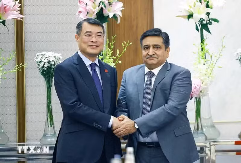 Prime Minister Le Minh Hung (left) receives with ACME Vice Chairman Sanjay Dhawan (Photo: VNA)