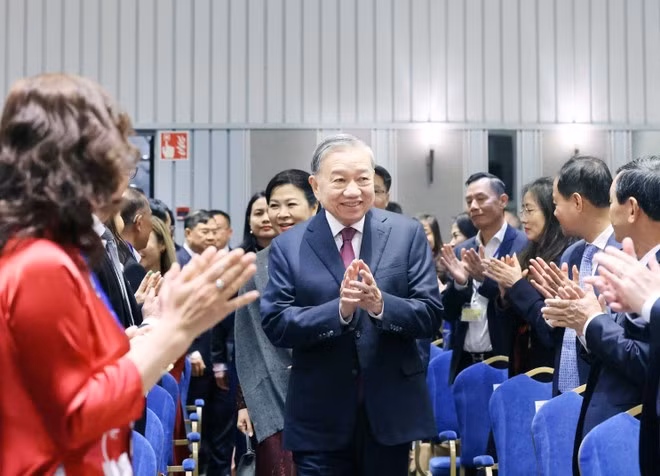 Party General Secretary To Lam at the meeting with representatives of the Vietnamese embassies and communities in Nordic countrieson October 21. (Photo: VNA)