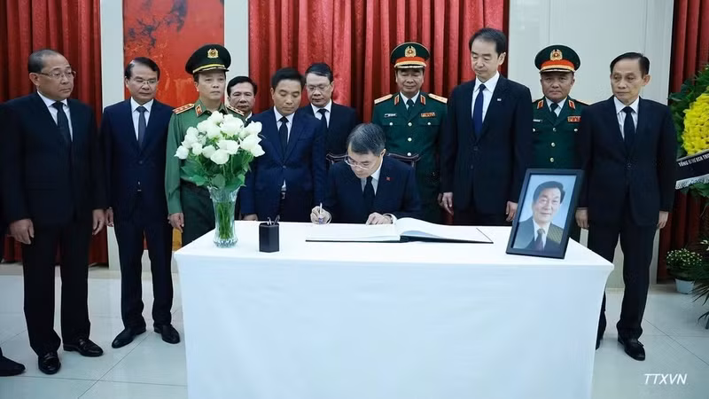 Prime Minister Le Minh Hung writes in the condolence book for former Chinese Premier Zhu Rongji. (Photo: VNA)