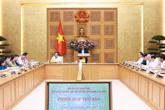 Prime Minister Pham Minh Chinh chairs the 6th meeting of the Central Steering Committee for Elimination of Temporary and Dilapidated Houses across the nation on July 9 in Ha Noi. (Photo: VNA)