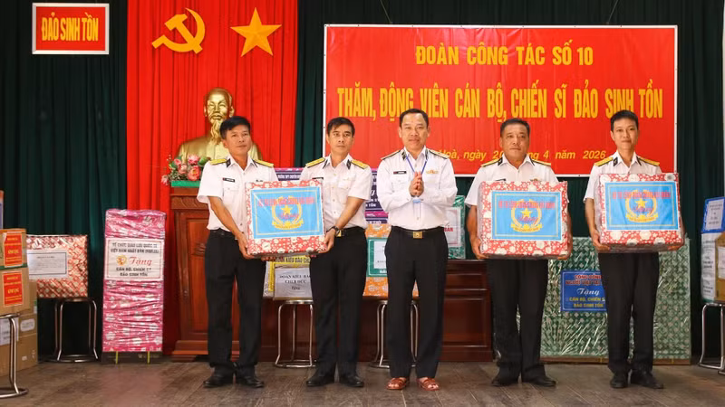 On behalf of the Naval High Command Party Committee, Rear Admiral Ho Thanh Hoan presented meaningful gifts from the Navy to officers and soldiers stationed on Sinh Ton Island.