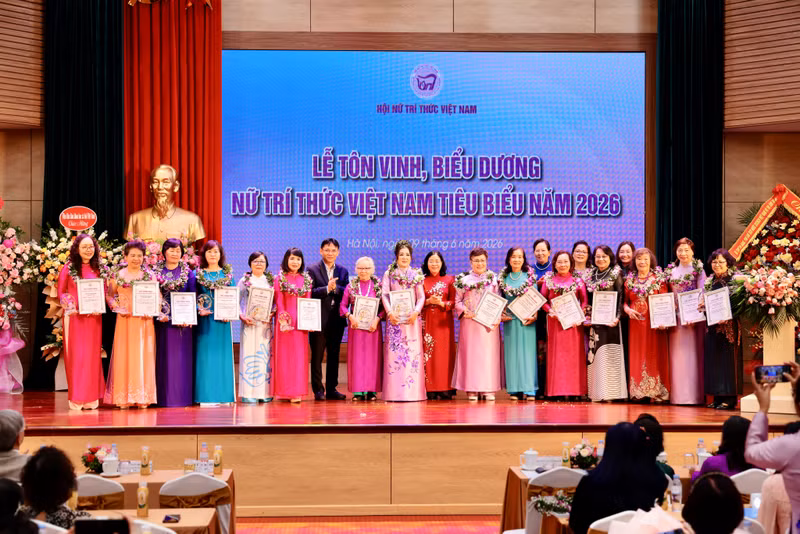 Politburo member, Secretary of the Party Central Committee and President of the Viet Nam Fatherland Front (VFF) Central Committee Bui Thi Minh Hoai, together with other leaders, presents certificates of honour to outstanding intellectual women. (Photo courtesy of the Organising Committee)