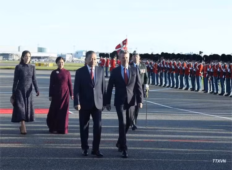 General Secretary of the Communist Party of Viet Nam (CPV) Central Committee and President To Lam and Danish King Frederik X review the guard of honour. (Photo: VNA)