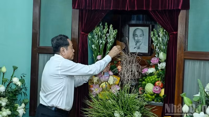 President of the National Assembly Tran Thanh Man offers incense in tribute to President Ho Chi Minh at House 67 in the Ho Chi Minh Relic Site within the President Palace complex in Ha Noi on the afternoon of September 2. (Photo: NDO)