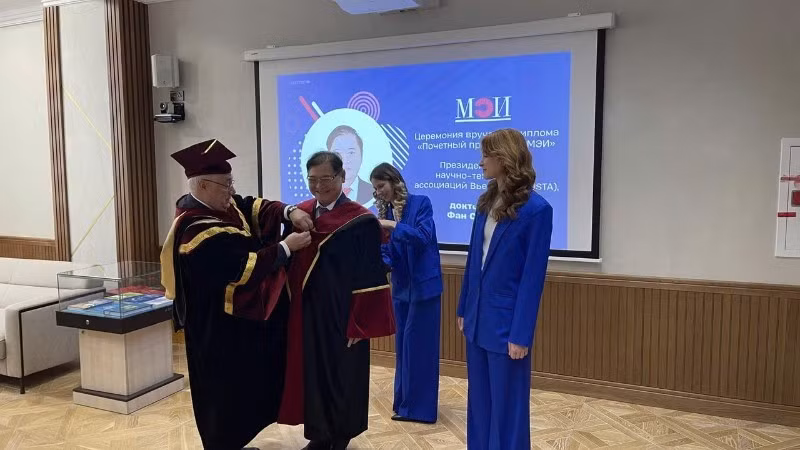 Dr of Science Phan Xuan Dung receives the title of honorary professor from MPEI.