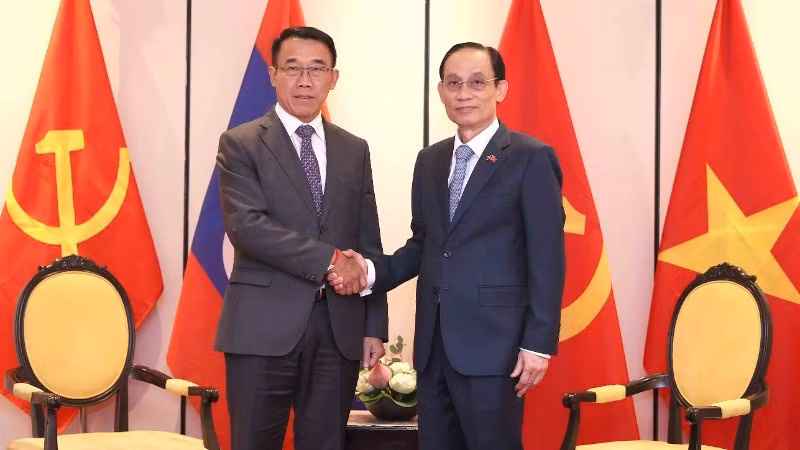Politburo member and Foreign Minister Le Hoai Trung receives Bounleua Phandanouvong, member of the Central Committee of the LPRP and Chairman of its Commission for External Relations. (Photo: VNA)
