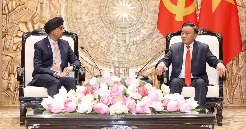 Politburo Member Tran Cam Tu, Permanent Member of the CPV Central Committee’s Secretariat, receives Singaporean Ambassador to Viet Nam Rajpal Singh in Ha Noi on August 5, 2026. (Photo: VNA)