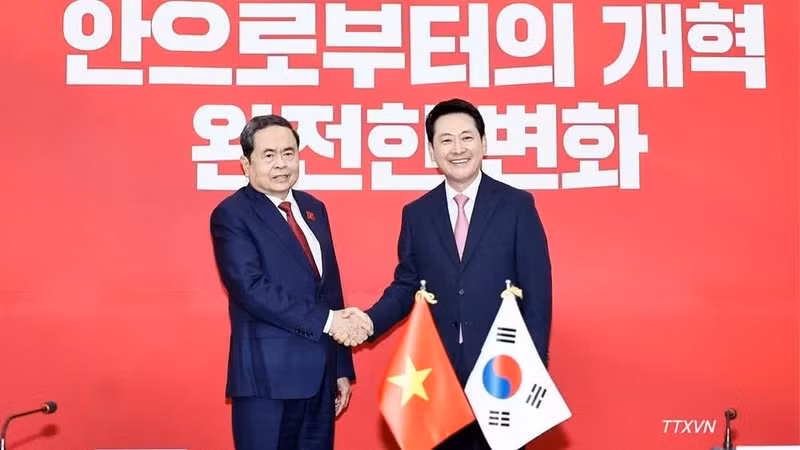 President of Vietnamese National Assembly Tran Thanh Man (left) and Chairman of the RoK's People Power Party Jang Dong Hyeok at the meeting in Seoul on September 7. (Photo: VNA)