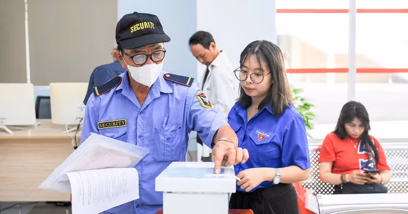 Digital transformation has been promoted in Thanh Khe Ward, Da Nang, including online public services, help residents keep their personal data secure. (Photo: VINH CONG)