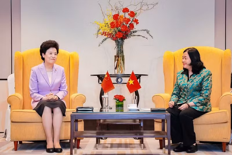 Politburo member, Secretary of the Party Central Committee and President of the Viet Nam Fatherland Front (VFF) Central Committee Bui Thi Minh Hoai (R) and Vice Chairperson of the National Committee of the Chinese People's Political Consultative Conference (CPPCC) Xian Hui. (Photo: NDO)