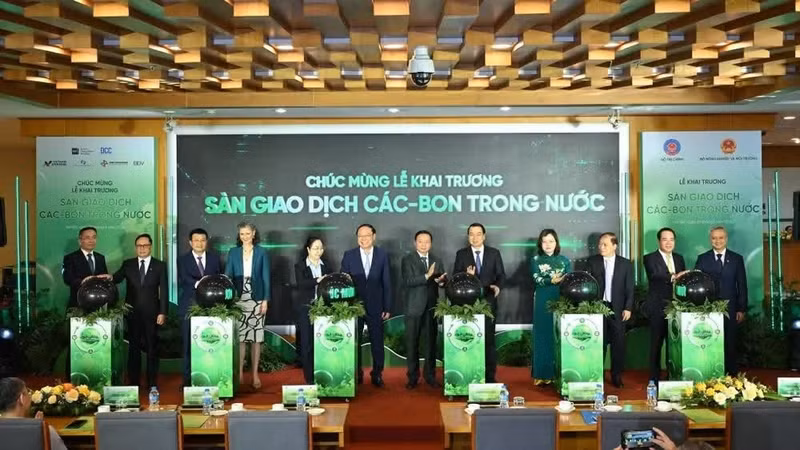 Delegates perform the ceremonial launch of Viet Nam’s domestic carbon exchange in Hanoi on June 29, 2026. (Photo: the organising committee)