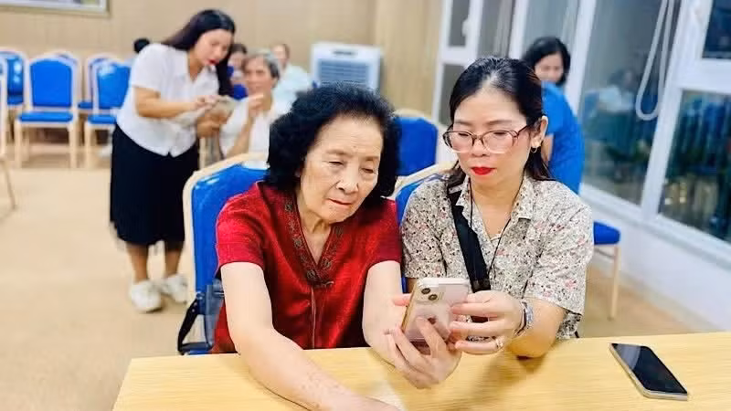 Cuа Nam Ward in Ha Noi organises digital skills training for residential groups in the ward. (Photo: DANG ANH)