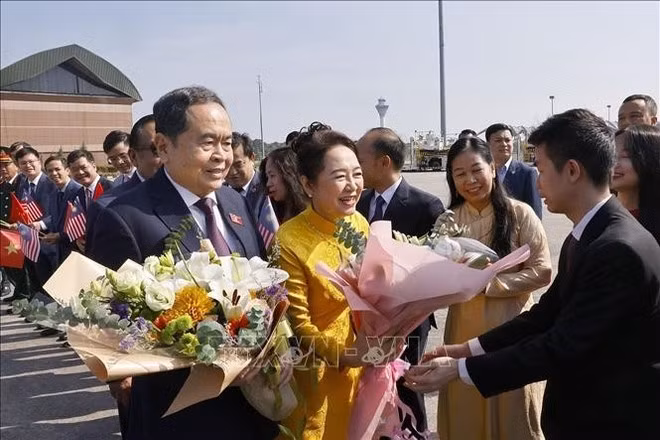 A see-off ceremony for National Assembly Chairman Tran Thanh Man and his spouse at Bunga Raya Complex Interantional Airport in KualaLumpur. (Photo: VNA)