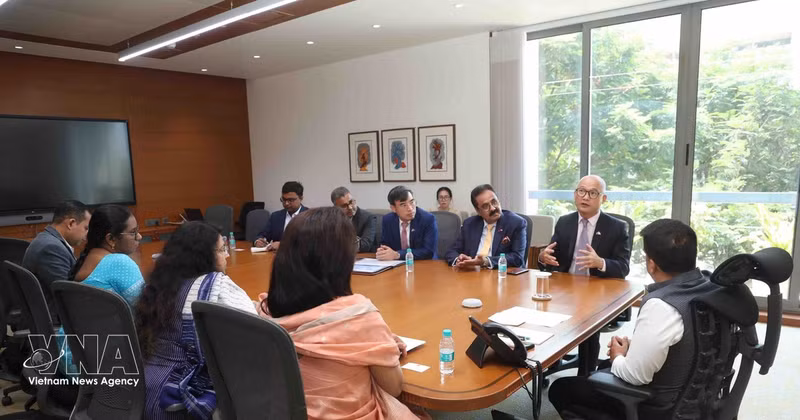 Vietnamese Ambassador to India Trinh Minh Manh discusses potential areas and strengths for cooperation between Viet Nam and India’s Gujarat state. (Photo: VNA)