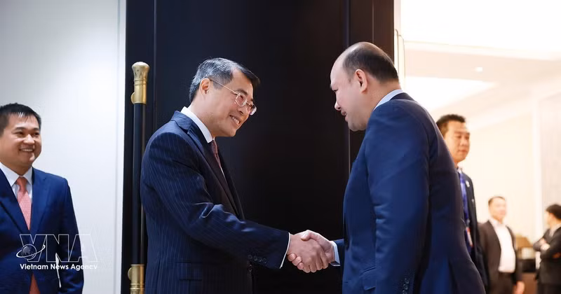 Prime Minister Le Minh Hung (left) meets with Cambodian Deputy Prime Minister Hun Many, who is also President of the Union of Youth Federations of Cambodia (UYFC), in Phnom Penh on October 10, 2026. (Photo: VNA)