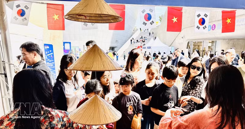 Visitors explore the Vietnamese booth. (Photo: VNA)