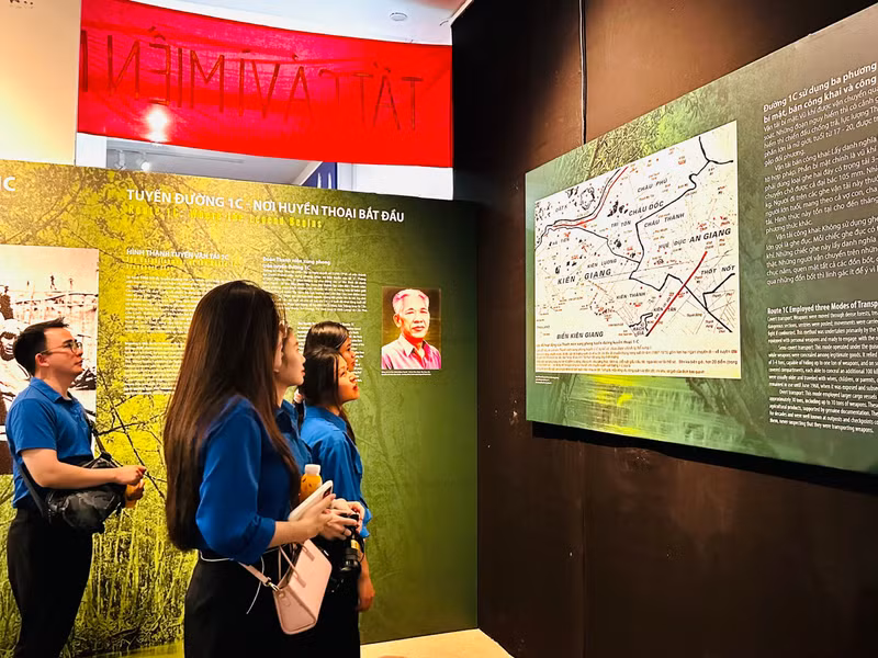 Young people visit the exhibition to learn about history. (Photo: KIM LINH)