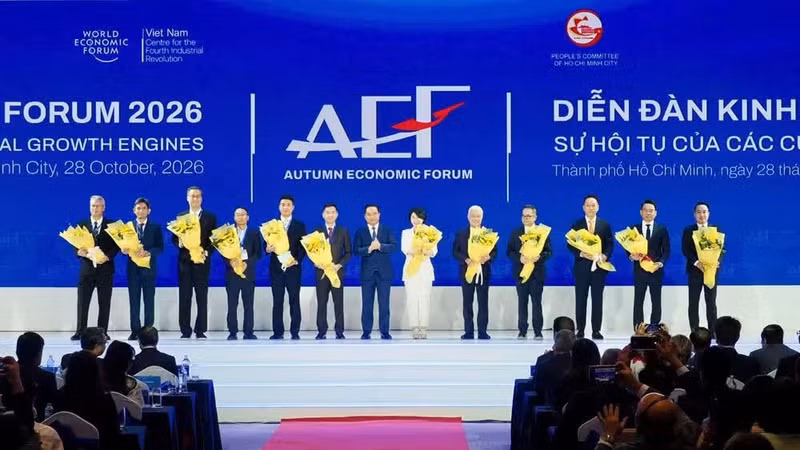 Chairman of the Ho Chi Minh City People’s Committee Nguyen Van Duoc poses for a group photo with investor representatives attending the 2026 Autumn Economic Forum. (Photo: HUNG TRIEU)