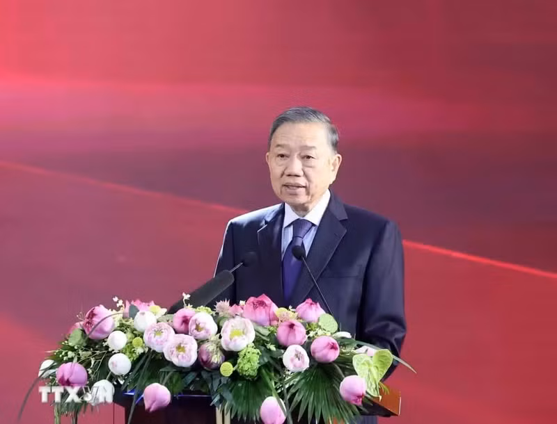 General Secretary of the Communist Party of Viet Nam Central Committee and President To Lam speaks at the ceremony marking the 50th founding anniversary of the University of Economics Ho Chi Minh City. (Photo: VNA)