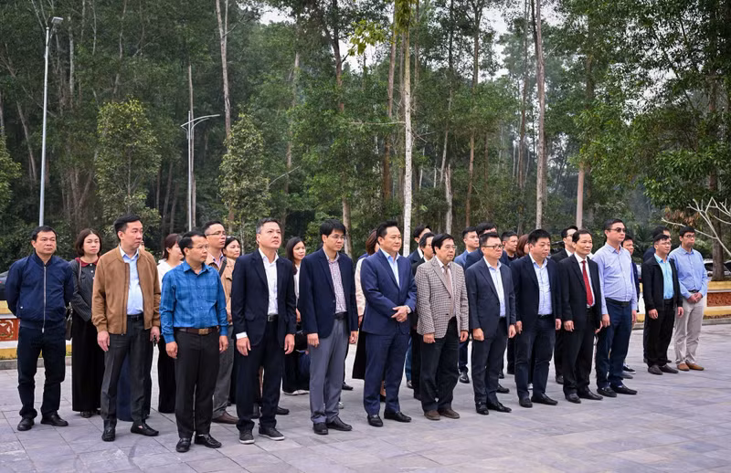 The delegation’s members laid flowers at the memorial stele dedicated to Nhan Dan Newspaper in Khuon Dien Hamlet. (Photo: THANH DAT)