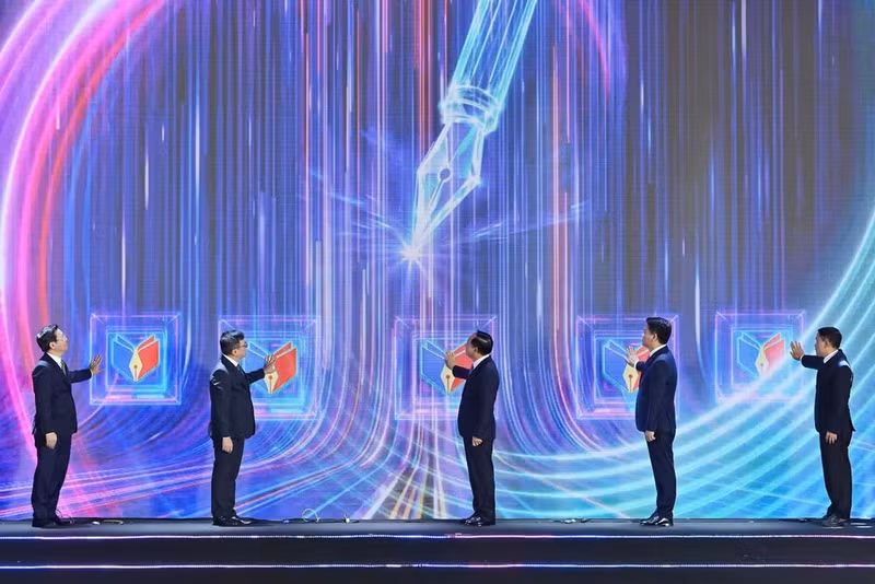 Politburo member, Secretary of the Party Central Committee and Head of its Commission for Communication, Education and Mass Mobilisation Trinh Van Quyet (C) and other officials open the National Press Festival 2026 on June 19. (Photo: NDO)