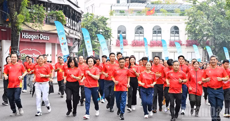 Permanent Member of the Party Central Committee’s Secretariat Tran Cam Tu and delegates take part in a group run at the launch ceremony of the movement “Every Citizen Chooses at Least One Suitable Sport for Regular Exercise”.