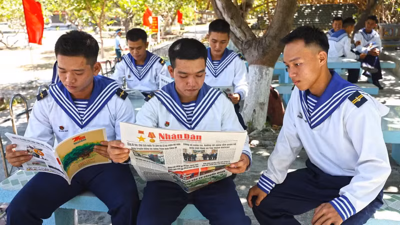 Nhan Dan Newspaper’s publications presented to soldiers on Song Tu Tay Island.