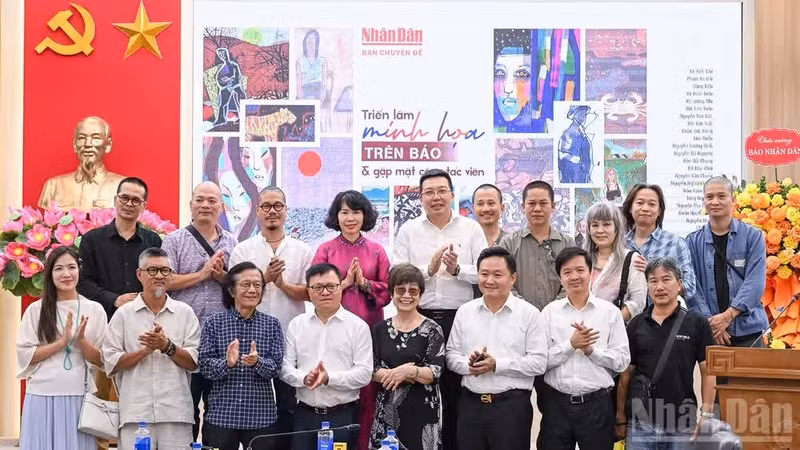Delegates attend the opening ceremony of the exhibition. (Photo: Thanh Dat)