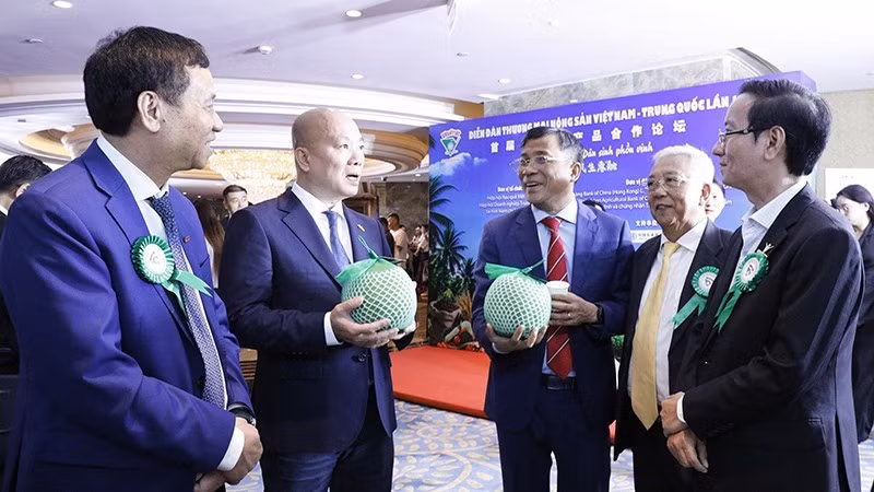 Delegates exchange views during the Viet Nam–China Agricultural Trade Forum.