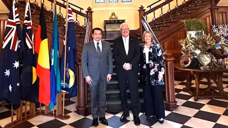 Consul General Pham Hai Anh poses for a photo with the Governor of Western Australia, Christopher Dawson. (Photo courtesy of the Consulate General of Viet Nam in Perth)
