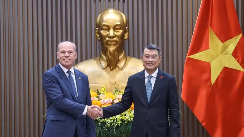 PM Le Minh Hung (R) and Canadian Ambassador Jim Nickel (Photo: VGP)