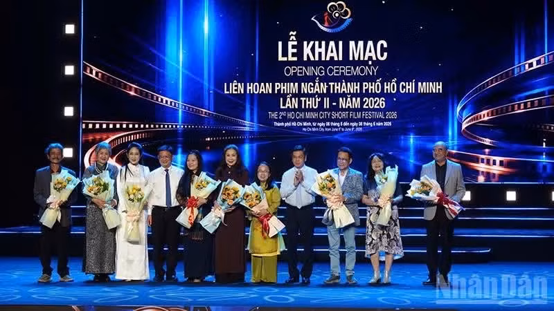 Delegates present flowers to members of the Artistic Council.